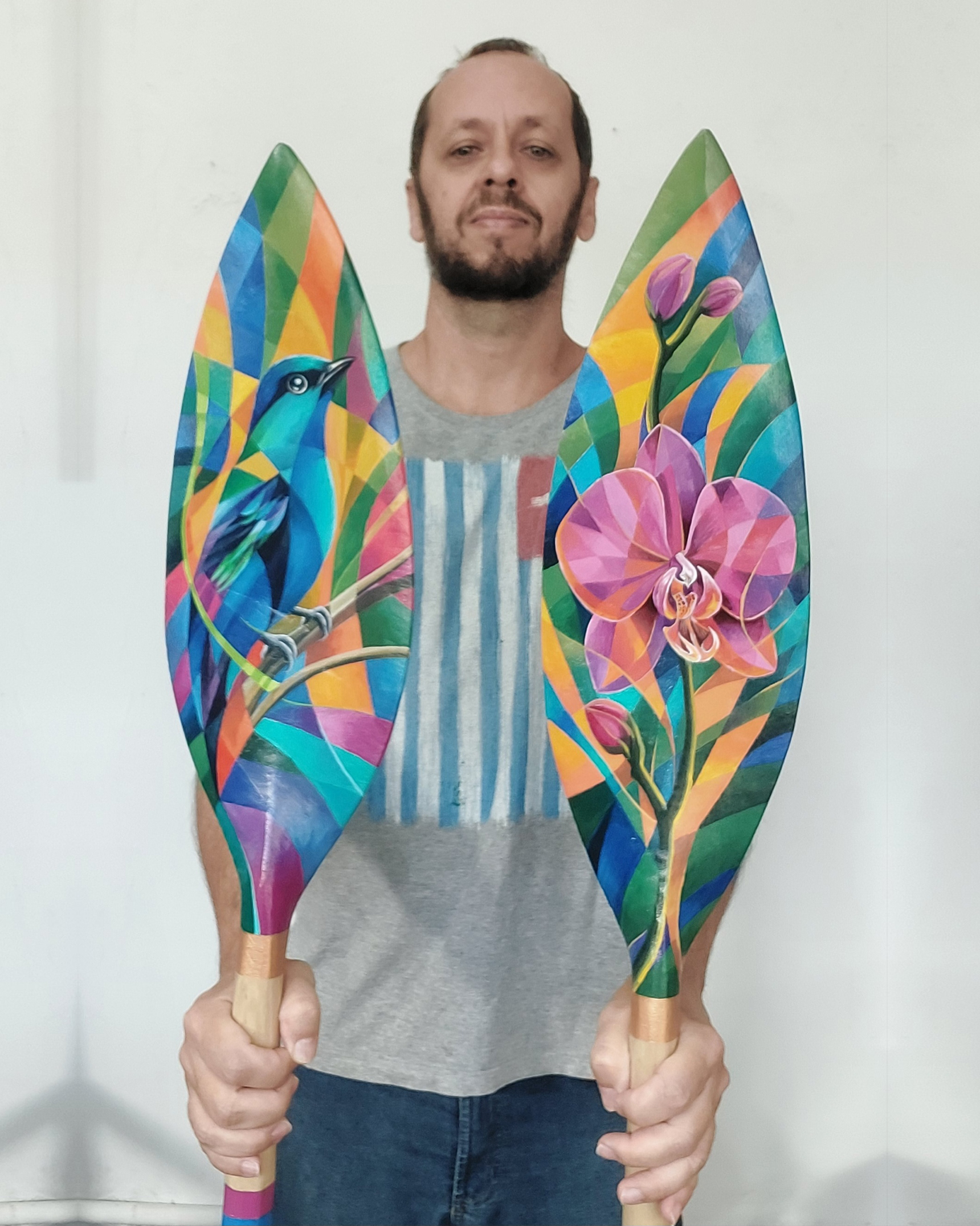 Adriano Art trabalhando em uma pintura no ateliê
